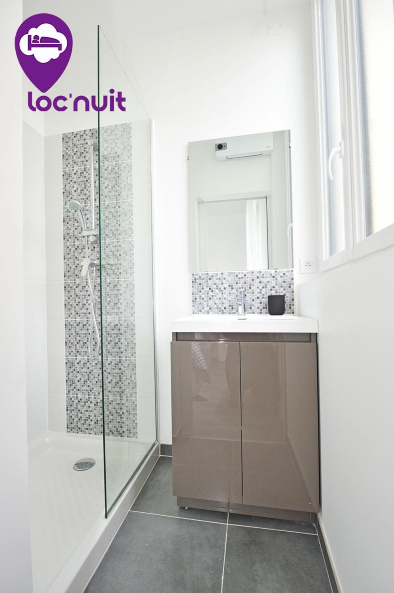 Loc'nuit - Confort - Hyper Centre Apartment *